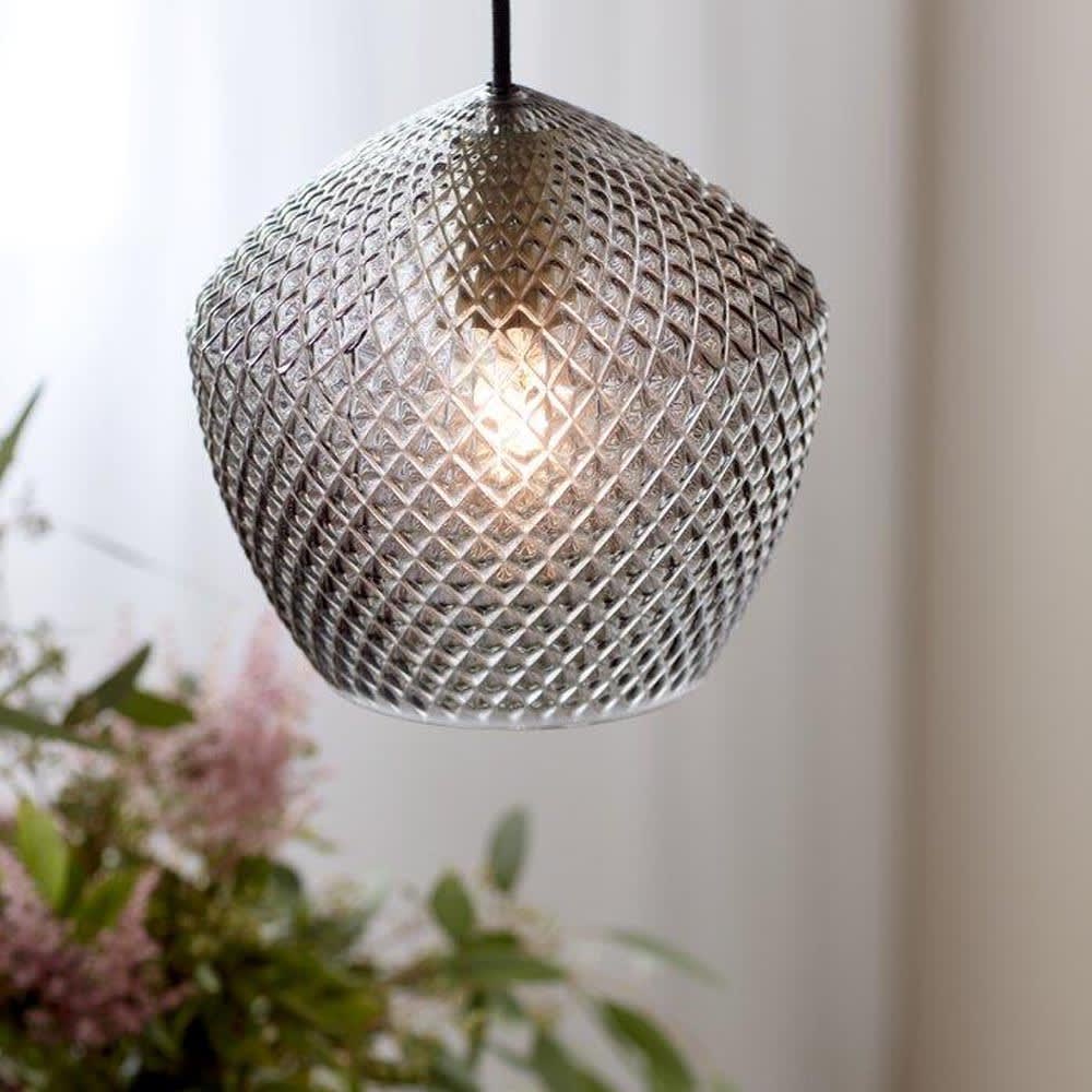 Lampada a sospensione nera e finitura fumé con vetro goffrato -