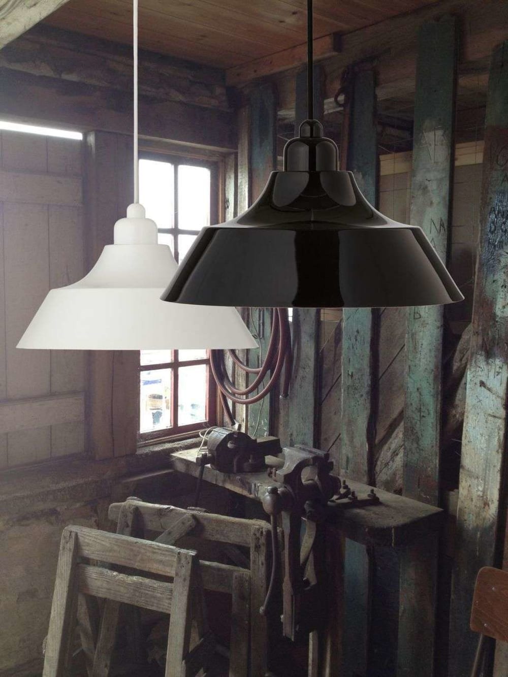 Suspension en métal noir mat et douille en porcelaine noir mat