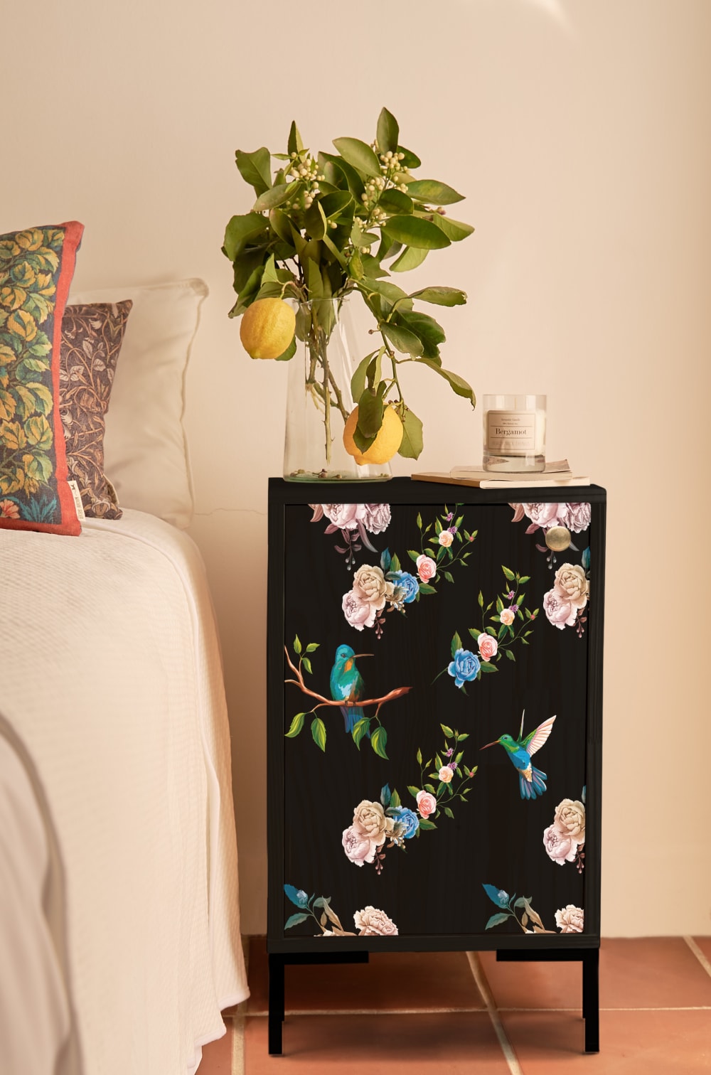 Mesita de noche de MDF estampado floral fondo negro colibri - Maisons du Monde