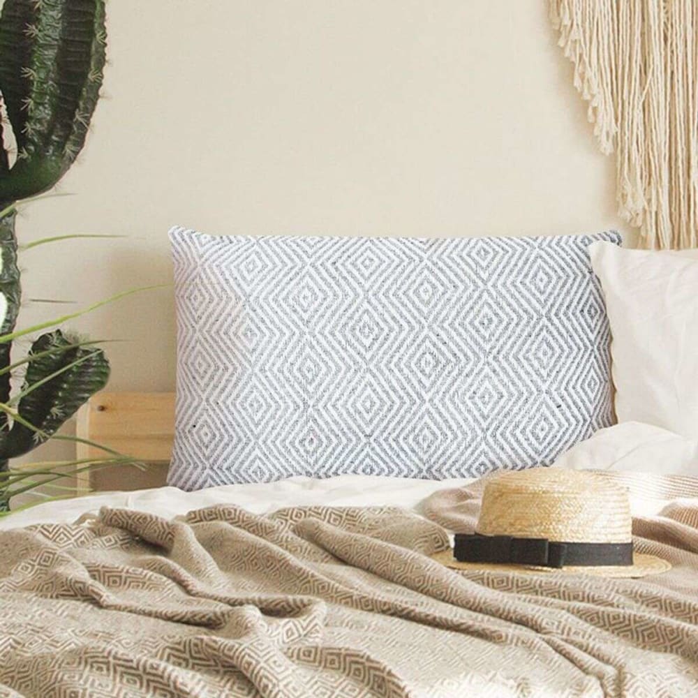 Coussin ethnique motif ikat blanc et gris 60x40