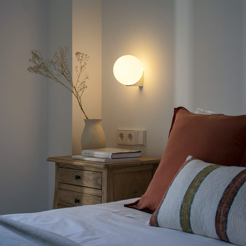Moderne Wandleuchte mit Opalglas-Kugel und Chrom IP44 (G9) -