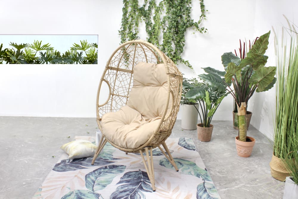 Fauteuil œuf sur pied en résine beige effet rotin