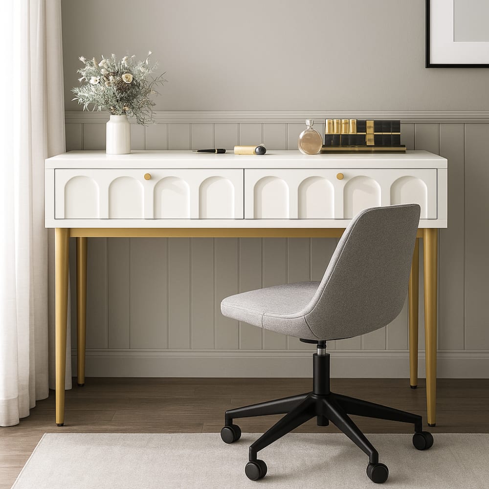 Bureau design blanc avec pieds dorés et 3 tiroirs