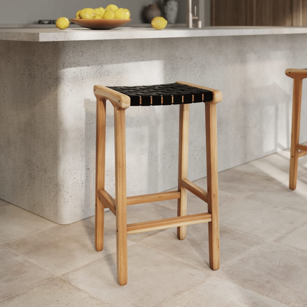 Tabouret pour îlot central 68 cm en teck et cuir tressé noir