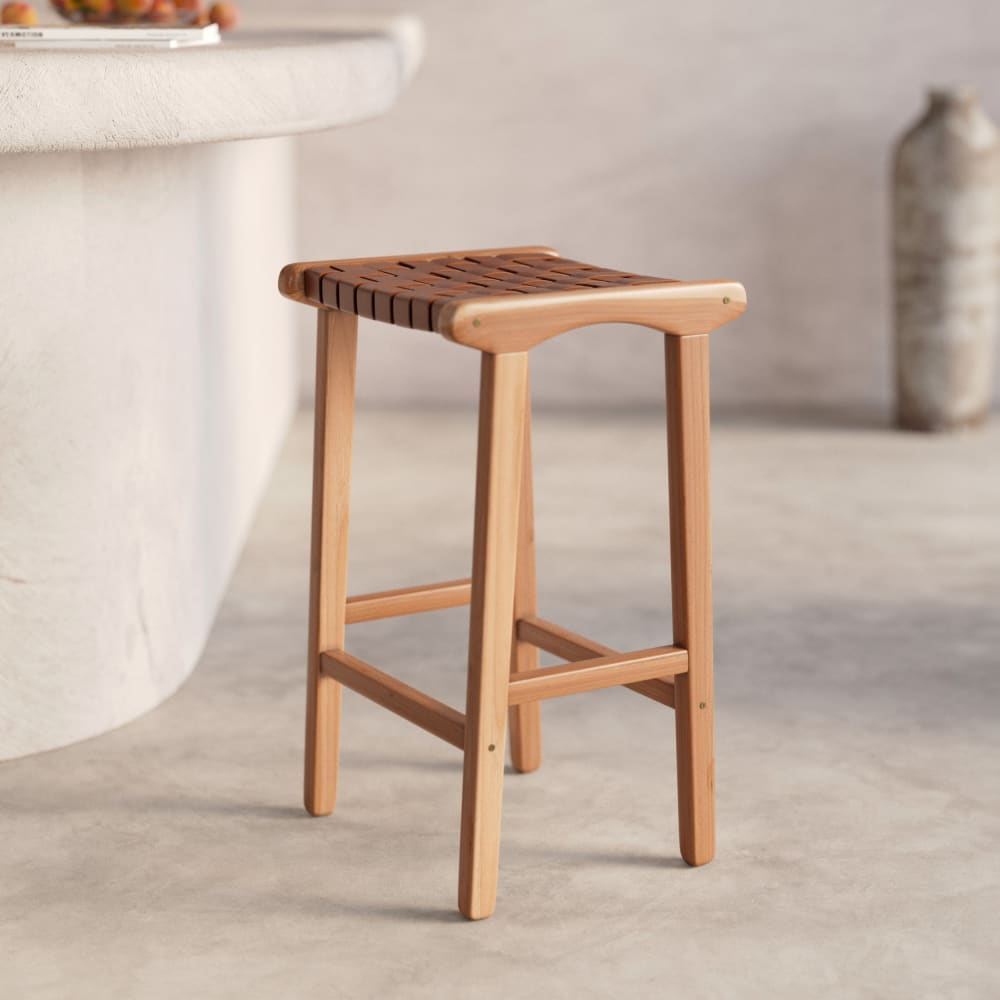 Sgabello per isola centrale 68 cm in teak e cuoio intrecciato