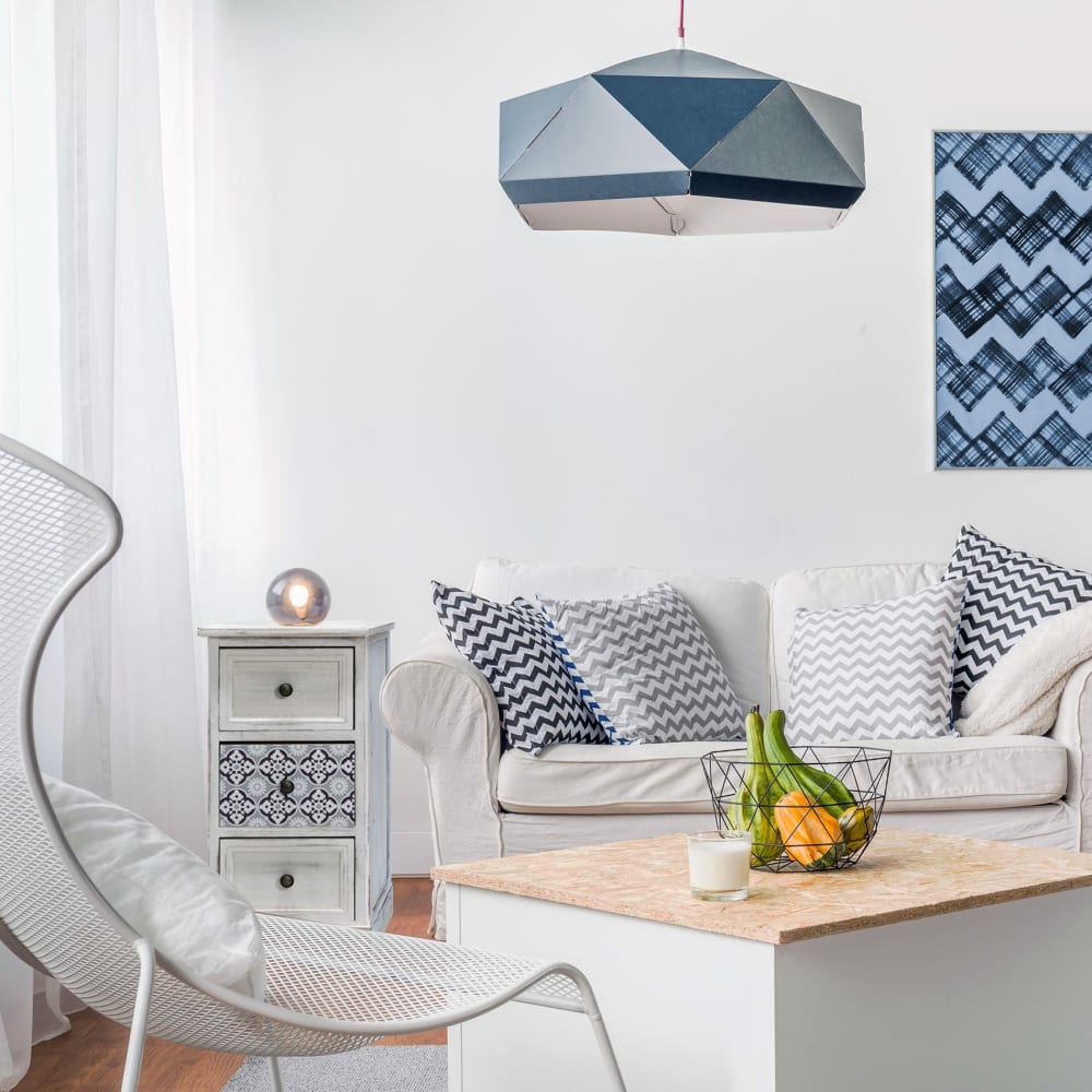 Table de chevet majolique avec 3 tiroirs en bois blanc
