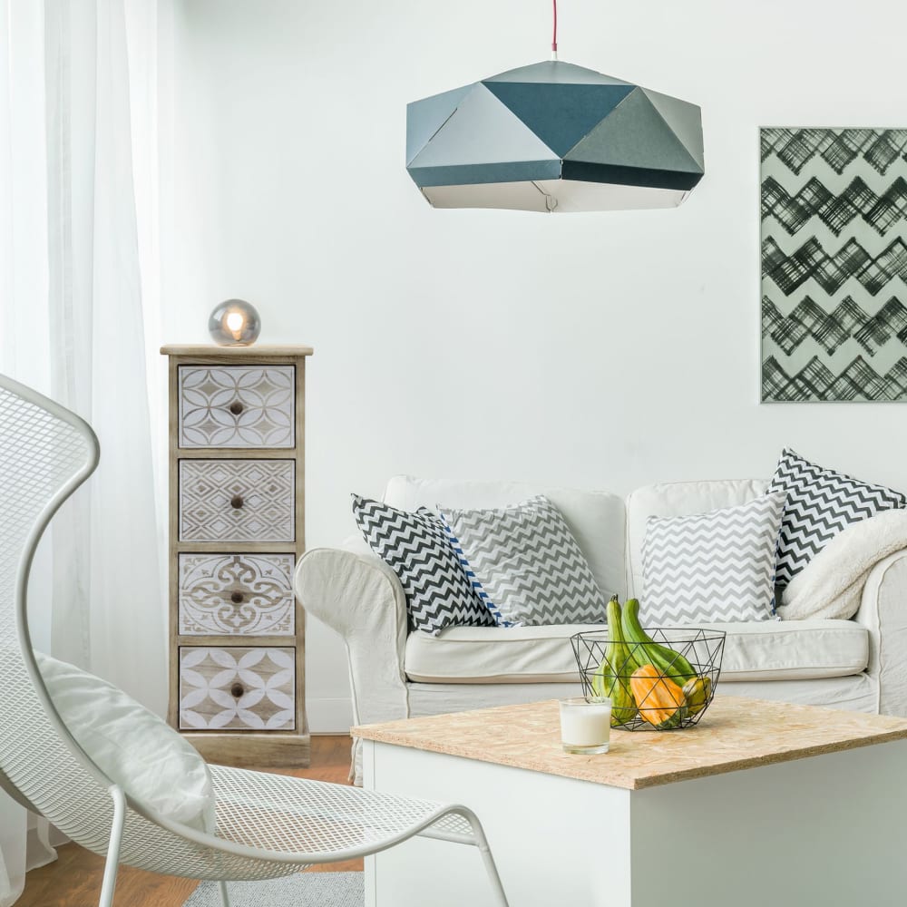 Cajonera con 4 cajones de madera decoración mayólica marrón y blanca - Maisons du Monde