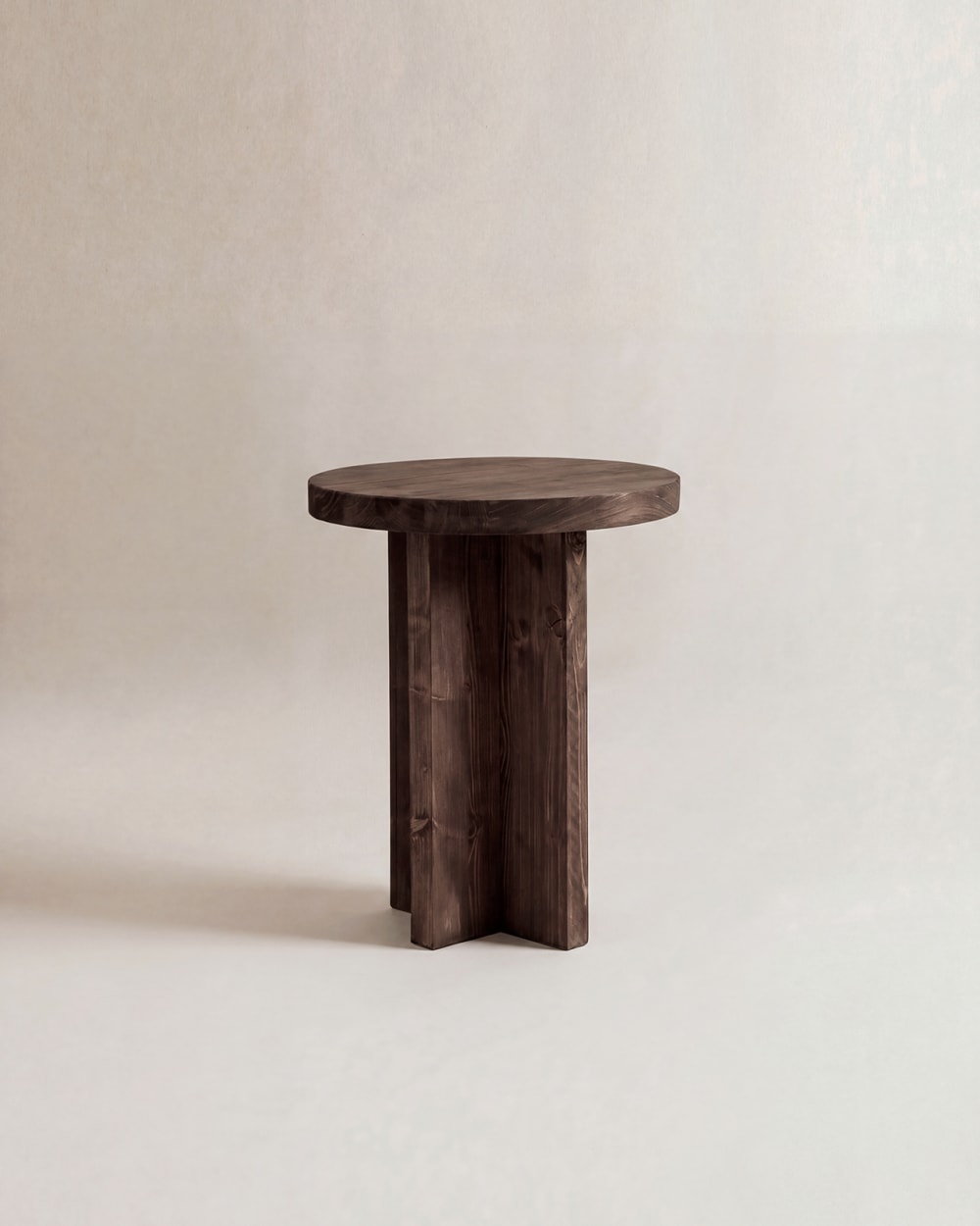 Mesita de noche de madera maciza en tono nogal de 45x35cm