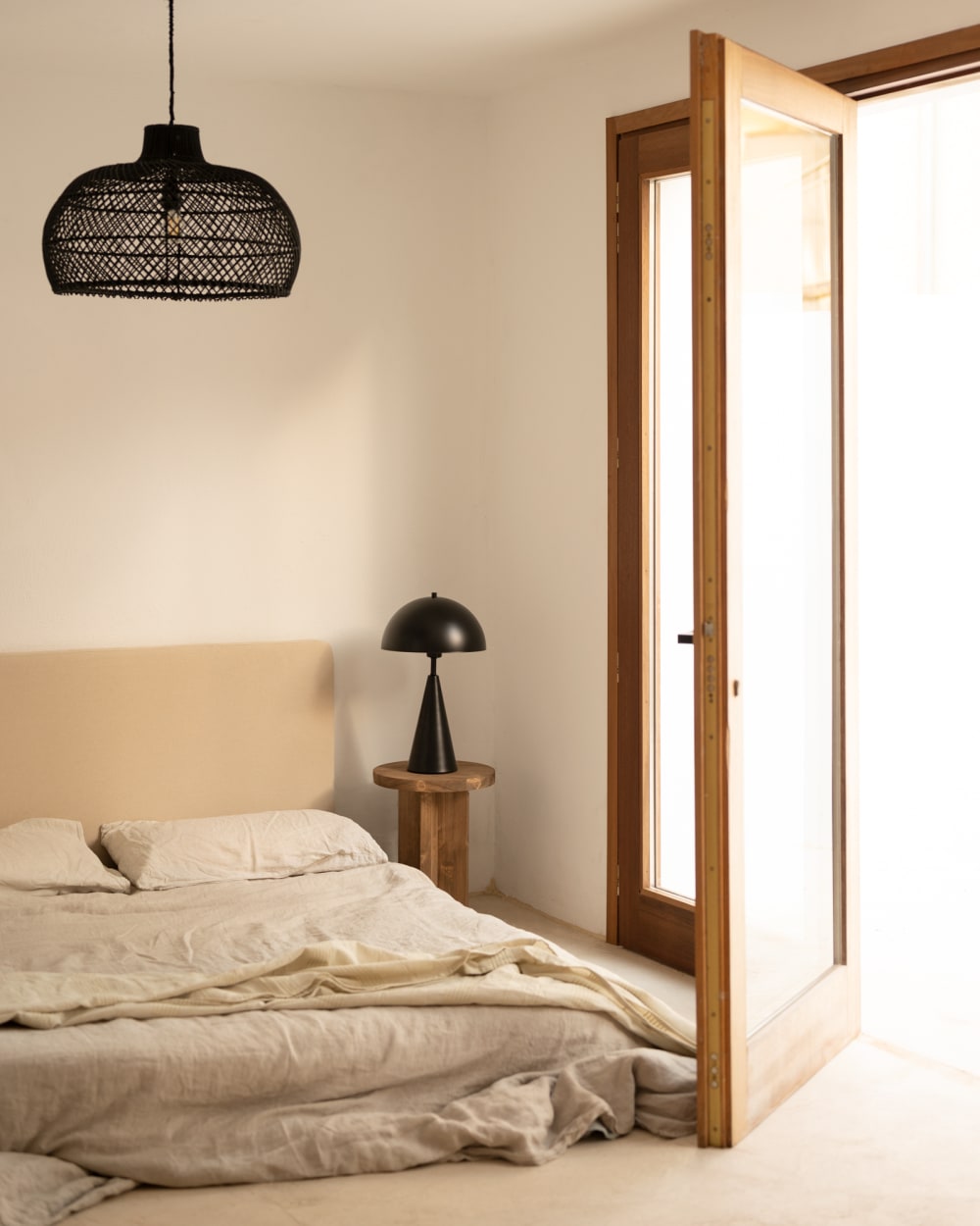 Mesita de noche de madera maciza en tono envejecido de 45x35cm - Maisons du Monde
