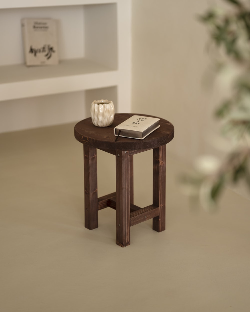 Mesita de noche de madera maciza en tono nogal de 35x40cm - Maisons du Monde