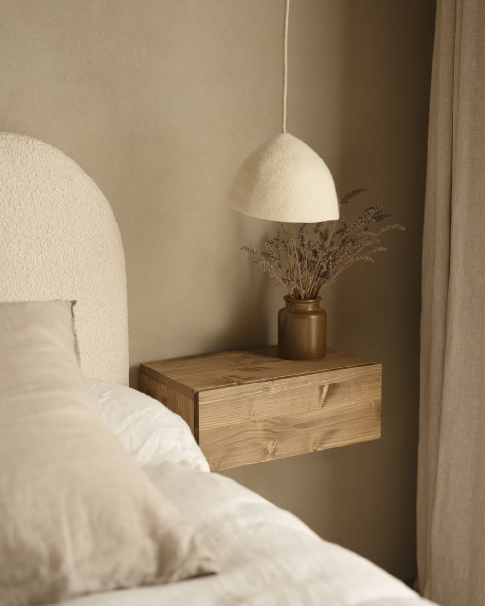 Table de chevet en bois suspendue marron vieillie