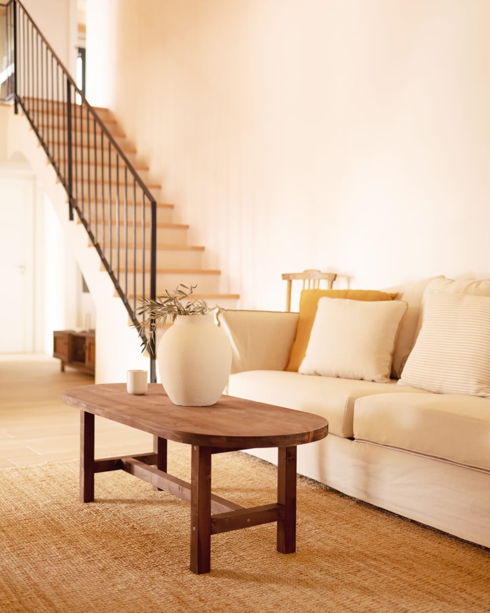 Mesa de centro de madera maciza en tono nogal de 120x40cm - Maisons du Monde