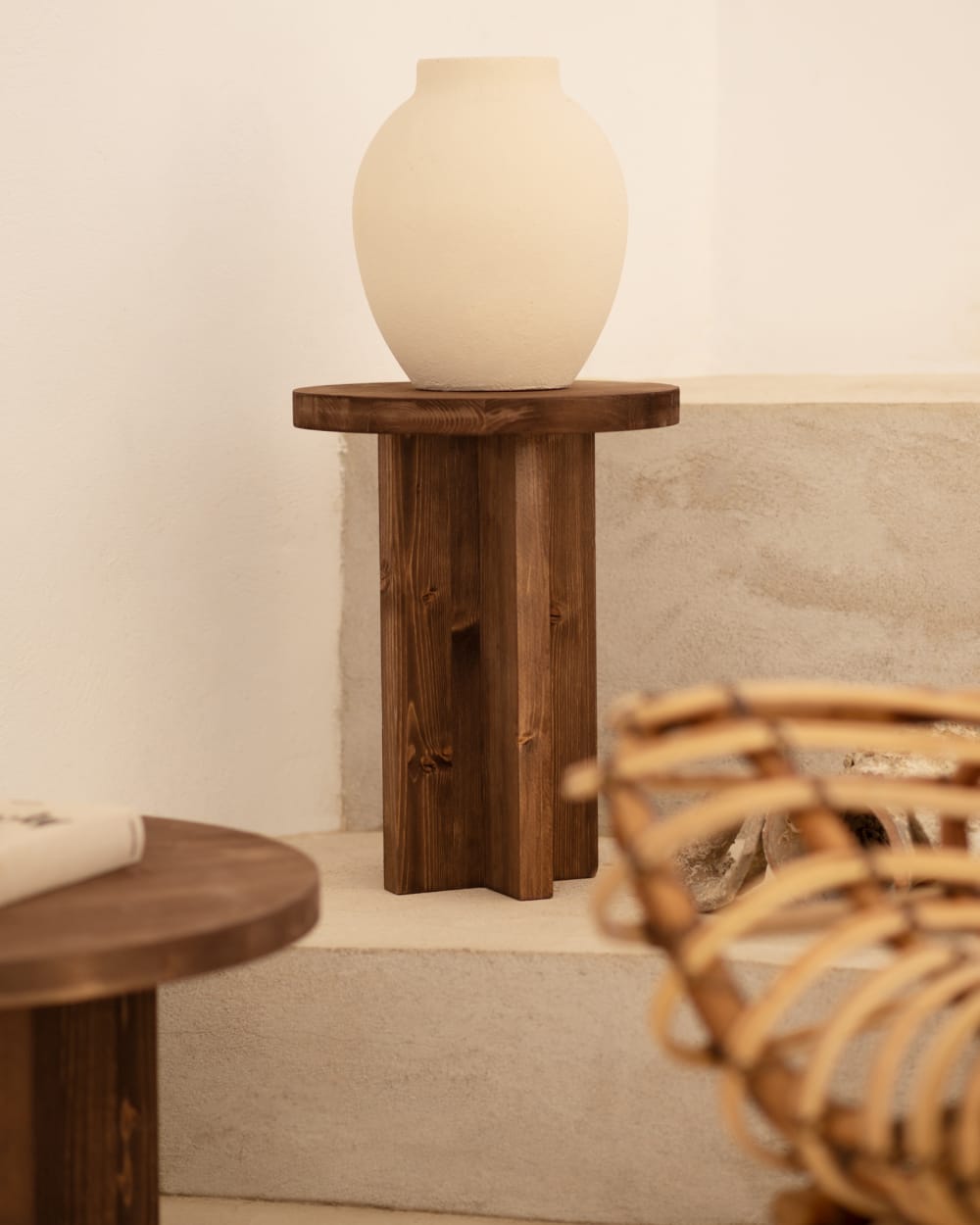 Taburete de madera maciza en tono nogal de 35x45cm - Maisons du Monde