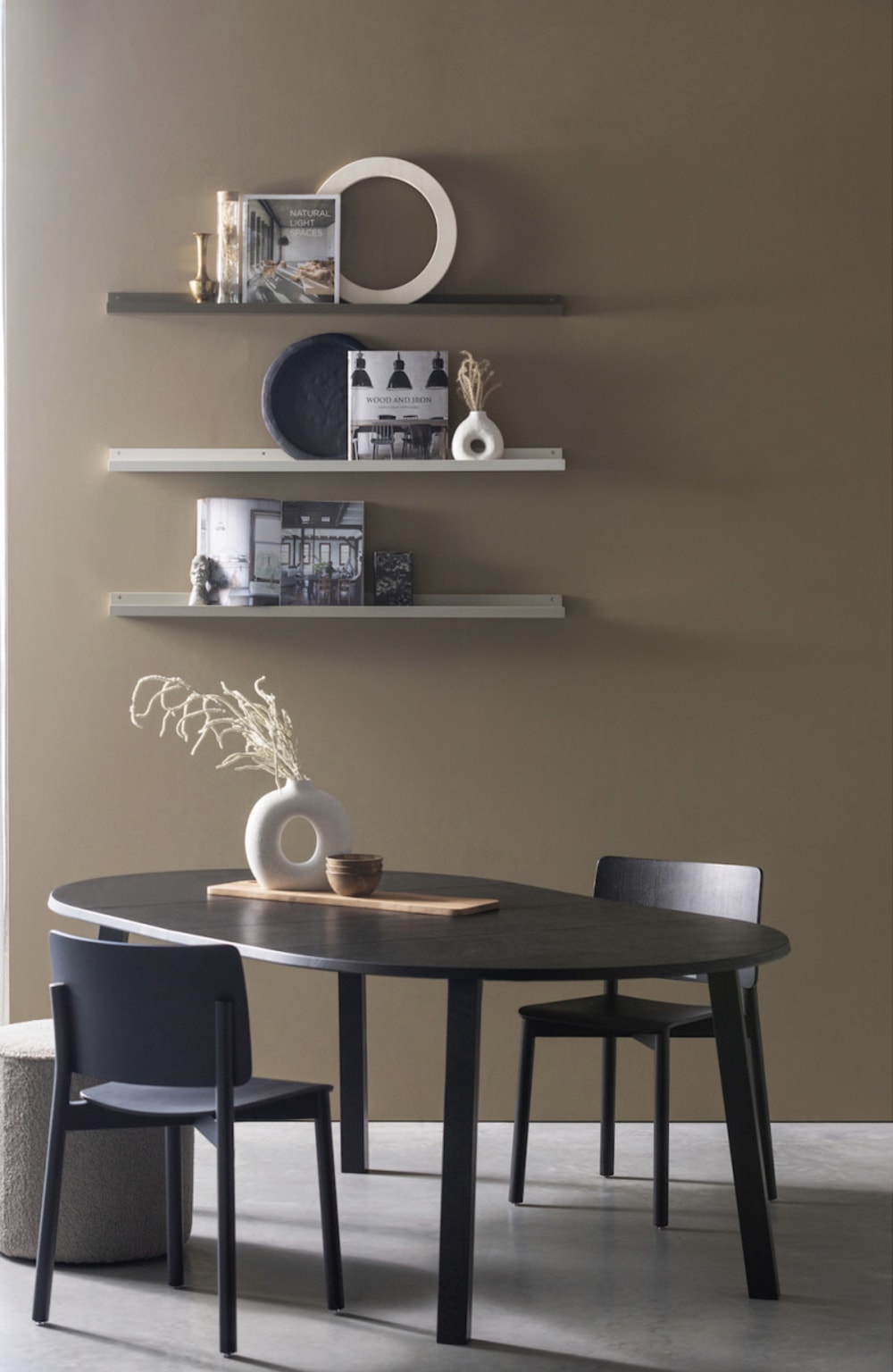 Table repas ronde extensible en chêne noir mat