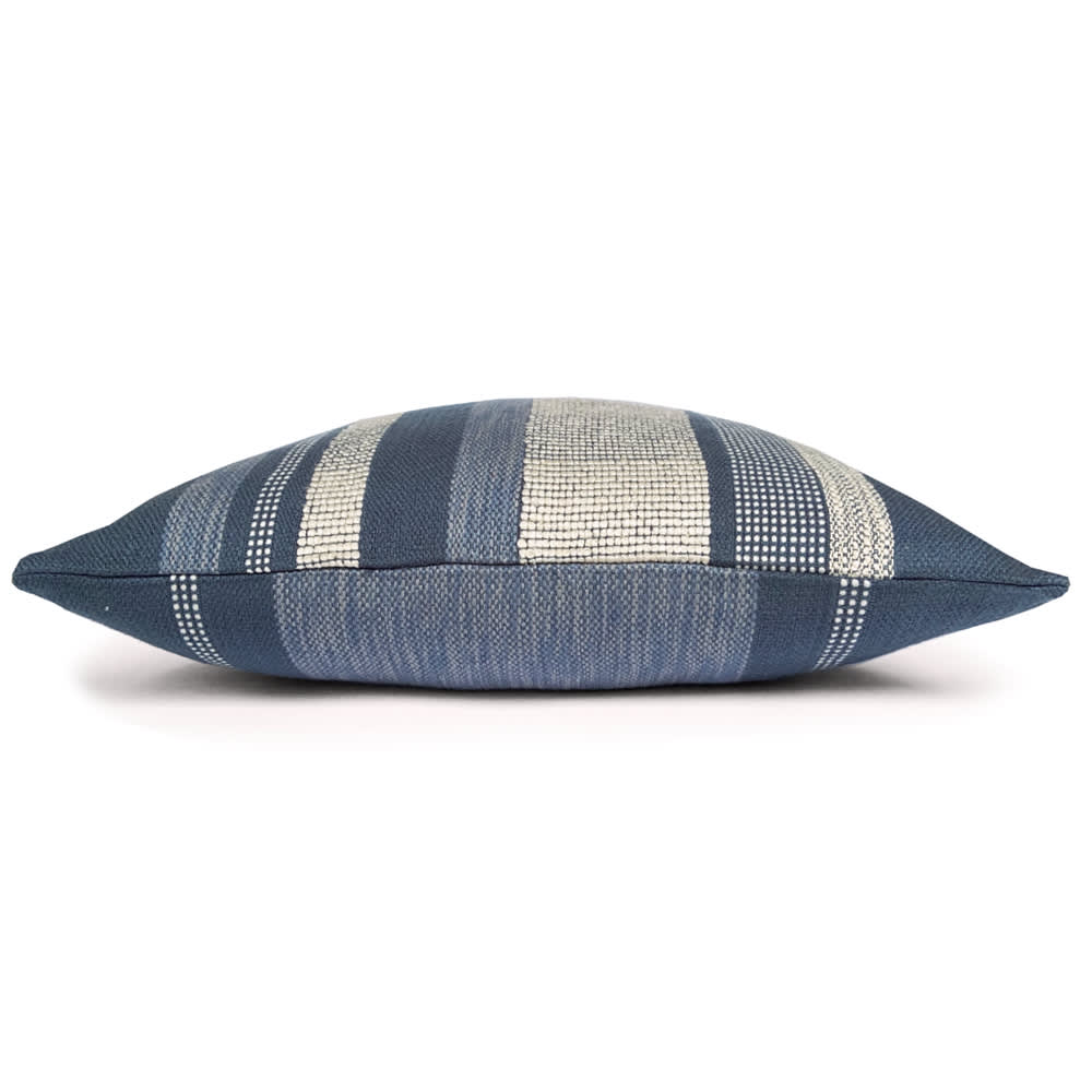 Coussin texture bleu nuit carré 50x50 - Maisons du Monde