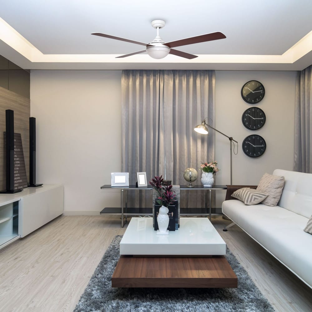 Ventilador de techo DC blanco madera clara 4 palas reversibles Ø122 cm - Maisons du Monde