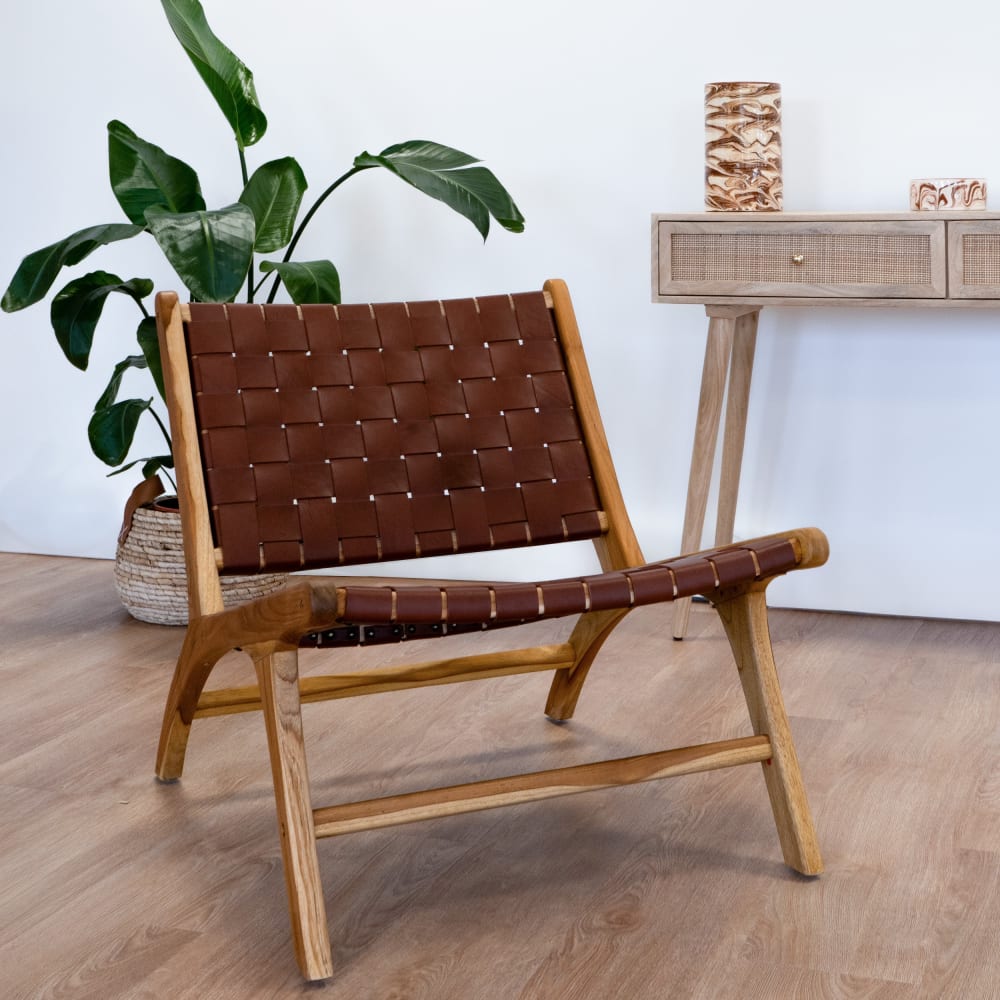 Fauteuil en teck et cuir tressé marron