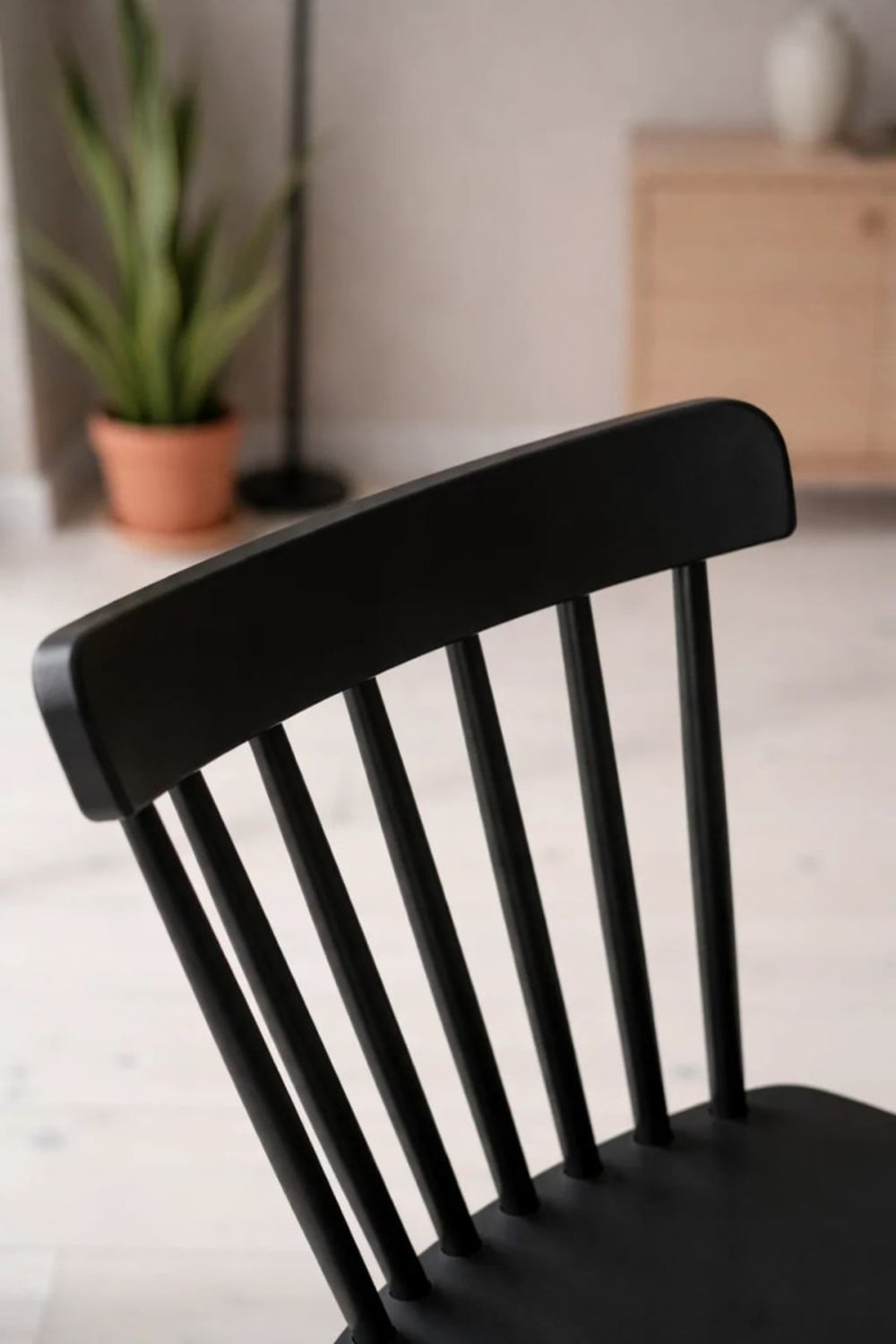 Silla en color negro de estilo nórdico en polipropileno