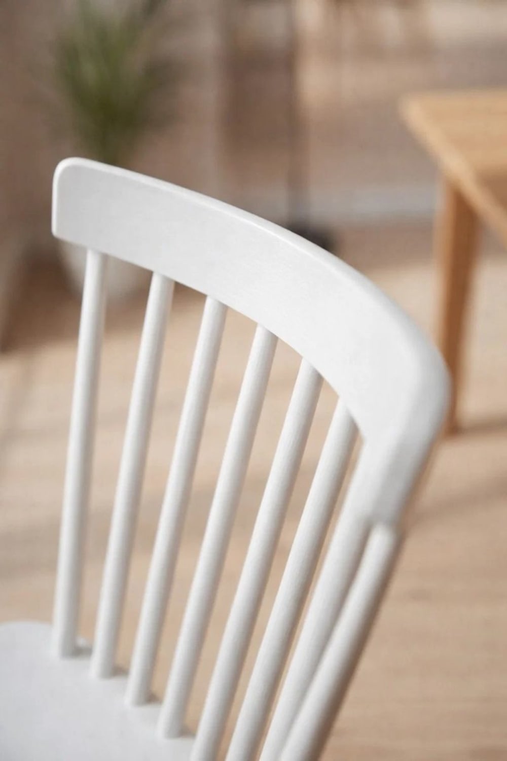 Silla en color blanco de estilo nórdico en polipropileno