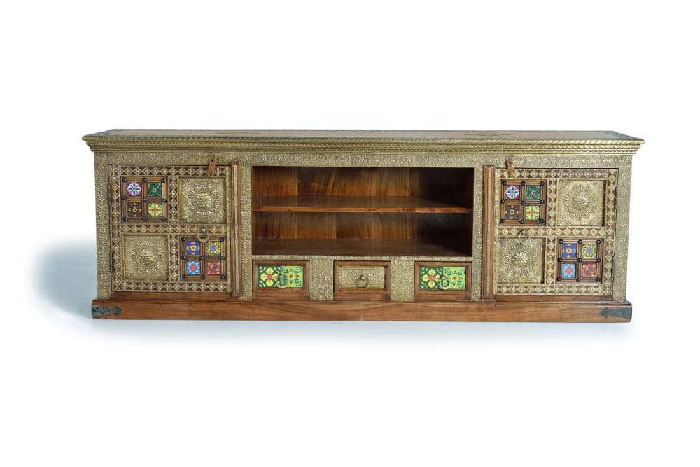 Mueble televisor hecho a mano con detalles de azulejos