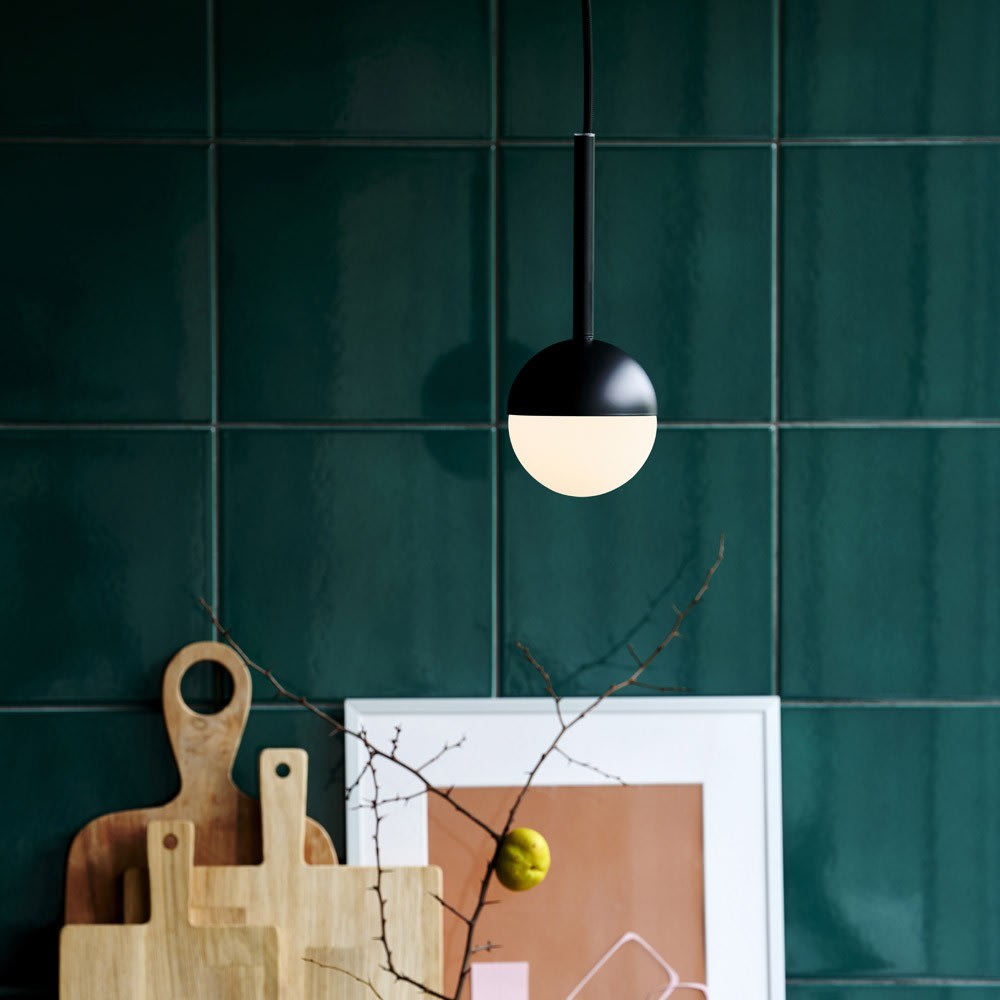 Schwarze Deckenpendelleuchte mit weißer Glaskugel - Maisons Du