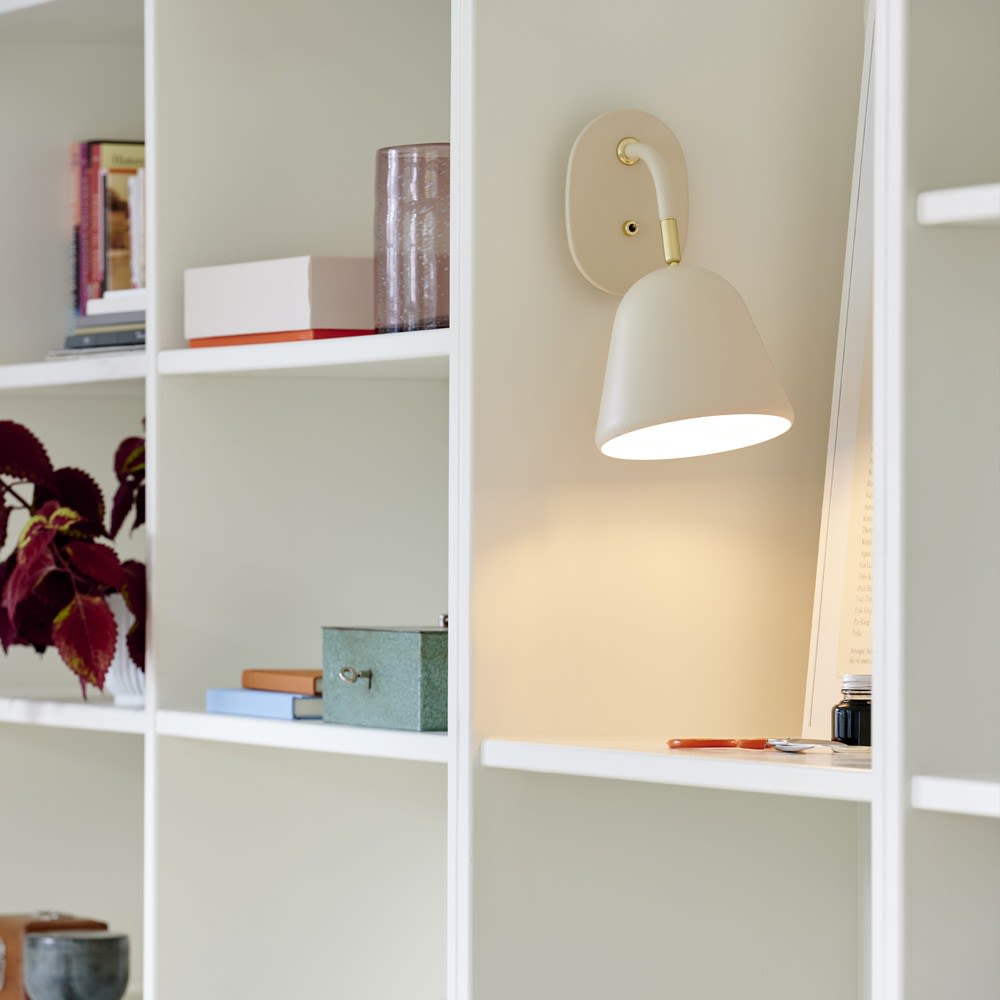 Applique orientable elégante beige et dorée avec interrupteur