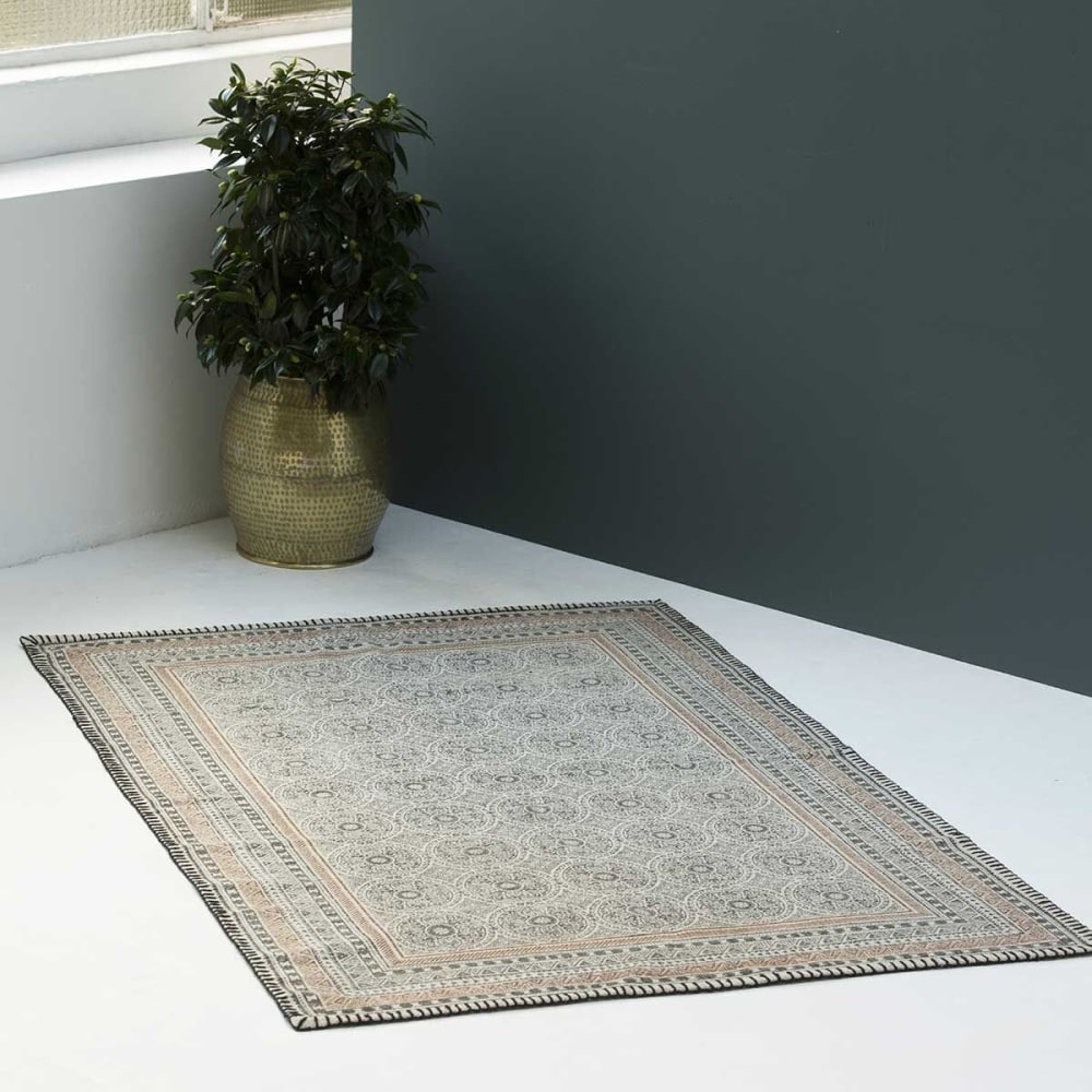 Tapis en coton block print écru et charbon tissé main 140 x 200 cm