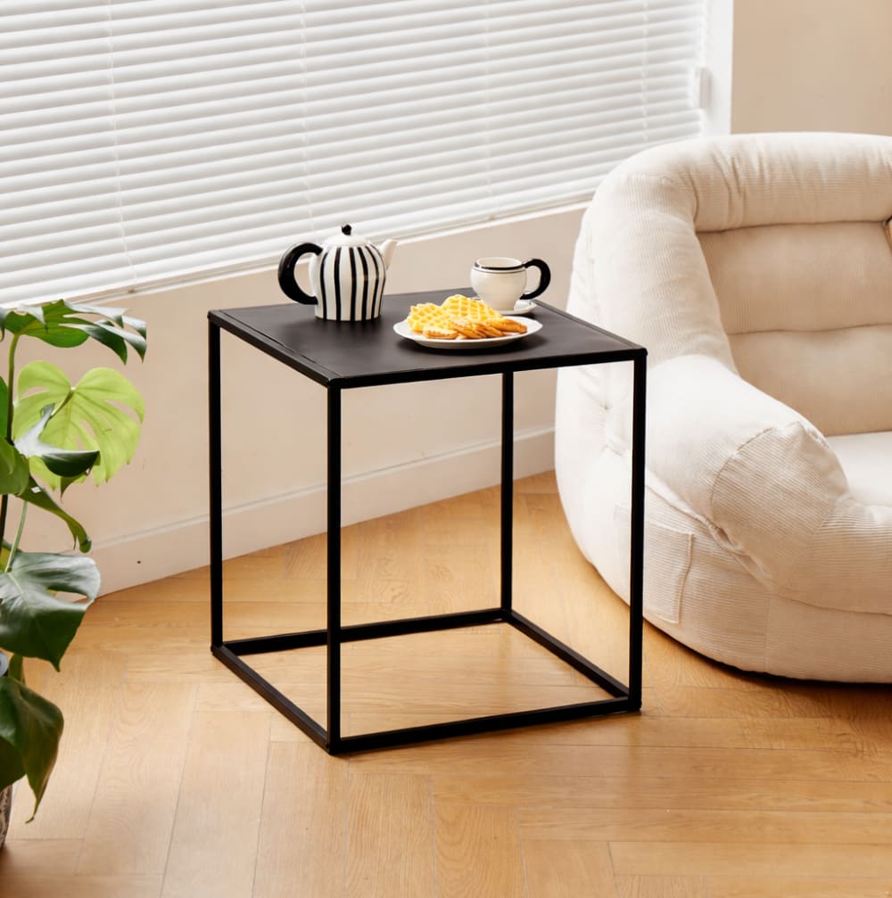 Table d'appoint industrielle en métal noir