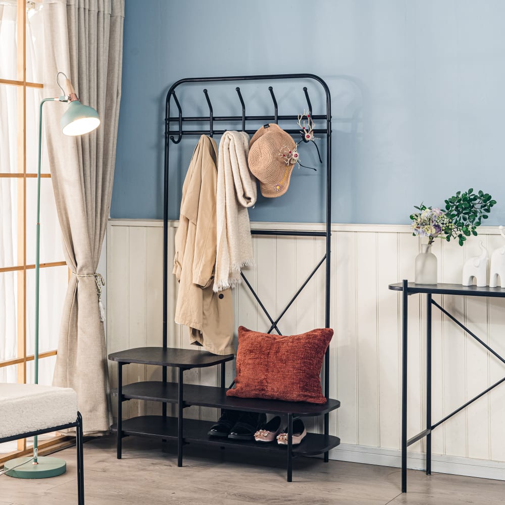 Vestiaire d'entrée style industriel avec plateaux en bois noir