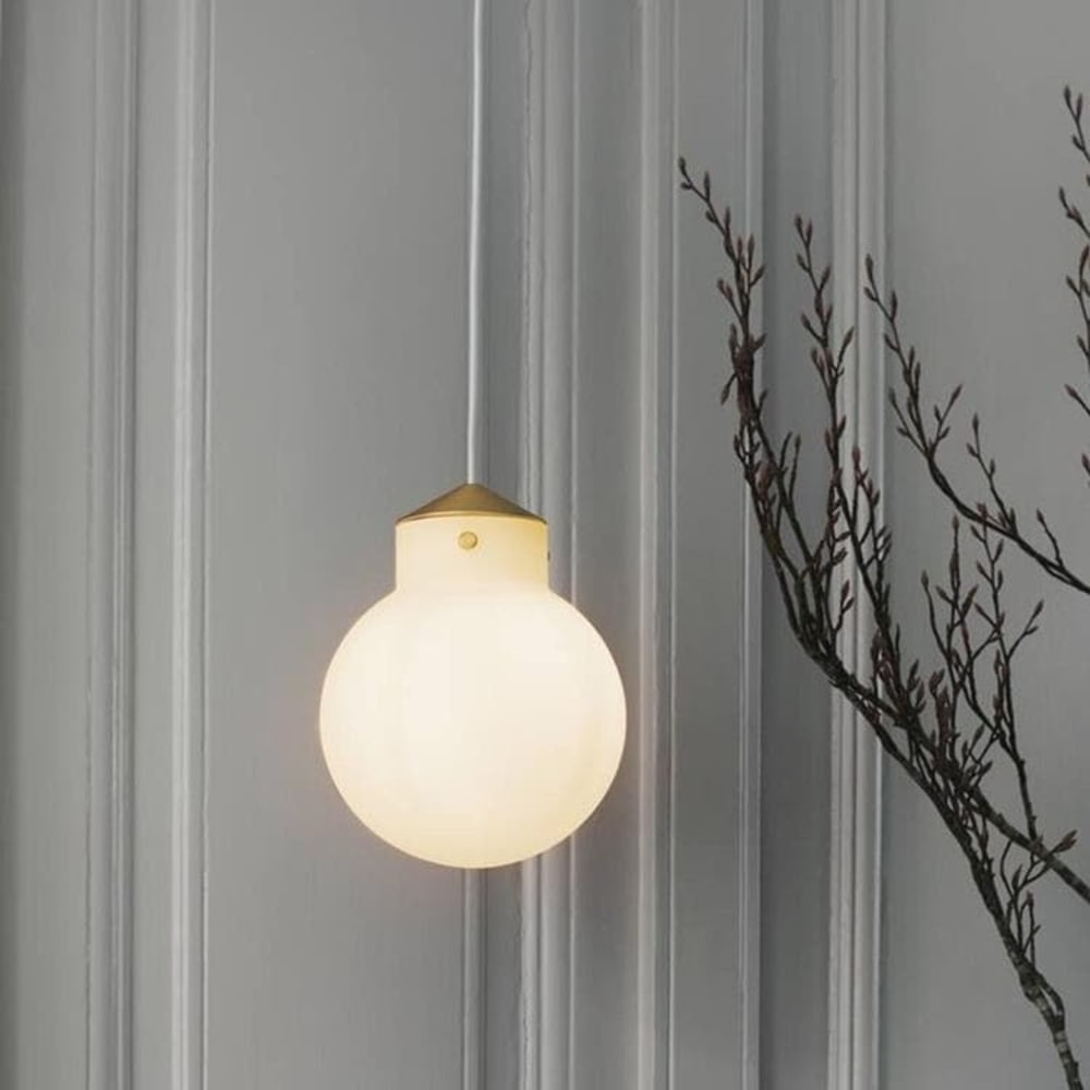 Lámpara de techo elegante dorado con esfera de cristal blanco ø22,5cm - Maisons du Monde