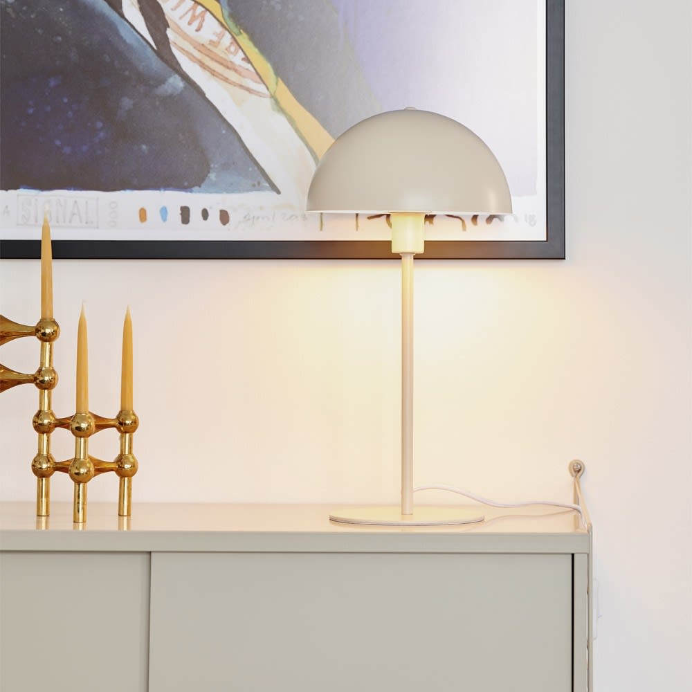 Lampe de table simple en métal beige avec abat-jour en forme de dôme - Maisons du Monde
