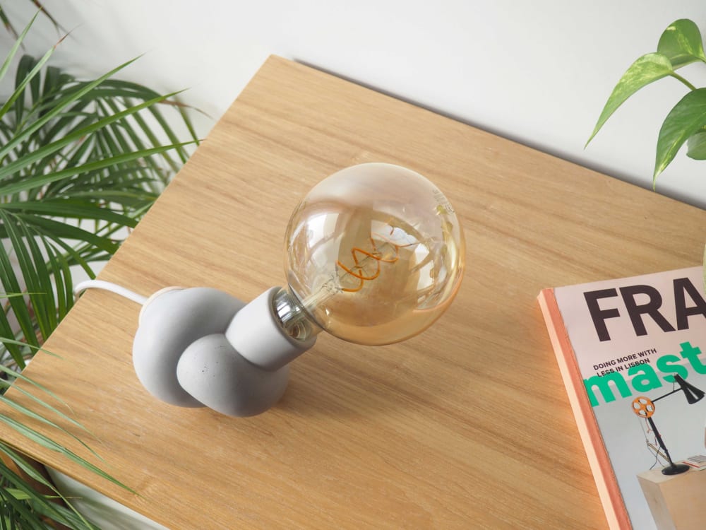 Lampe à poser en béton et bois cordon blanc ampoule LED edison
