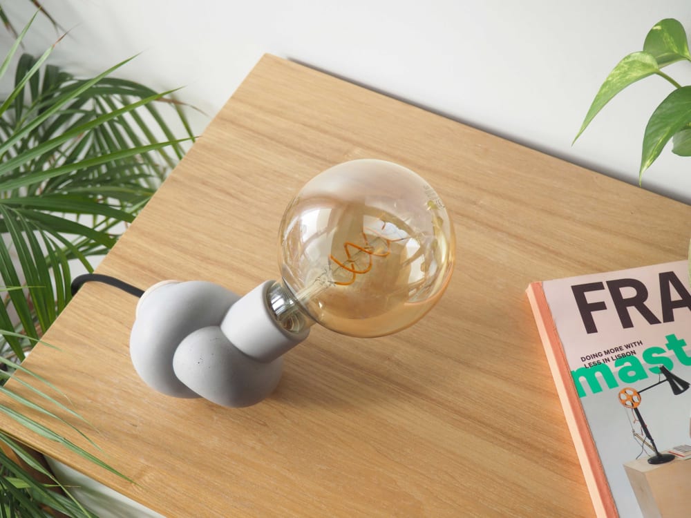 Lampe à poser en béton et bois cordon noir ampoule LED edison