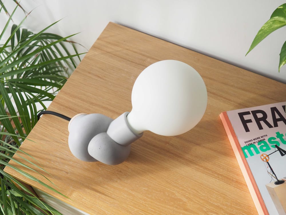 Lampe à poser en béton et bois cordon noir ampoule LED porcelaine