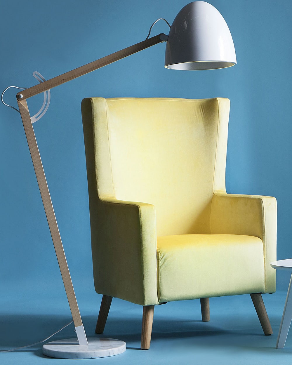 Fauteuil à oreilles velours jaune