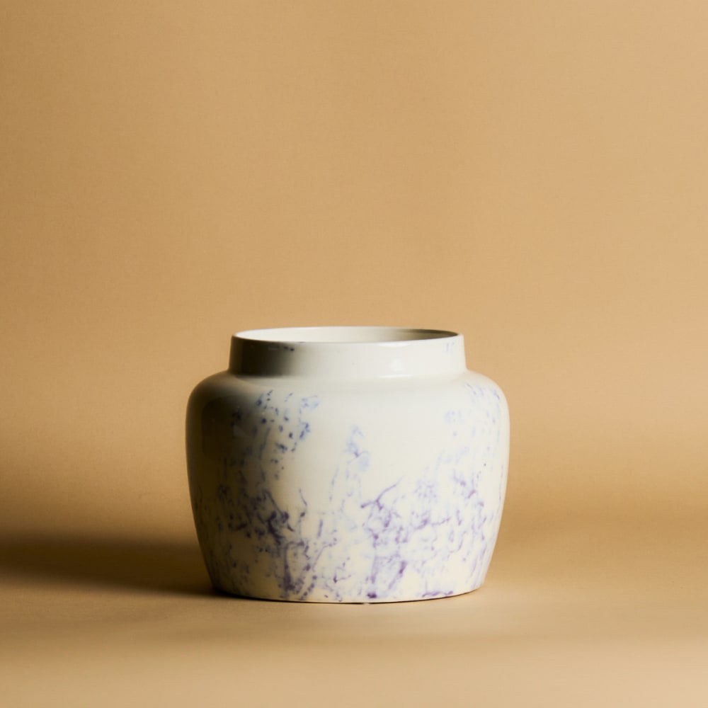 Cache-pot en céramique blanc et violet D15 - Maisons du Monde
