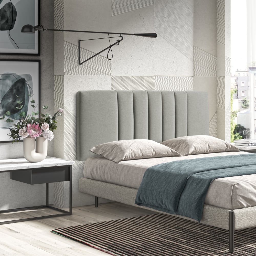 Cabecero tapizado gris jaspeado con patas madera 150x60 cm - Maisons du Monde