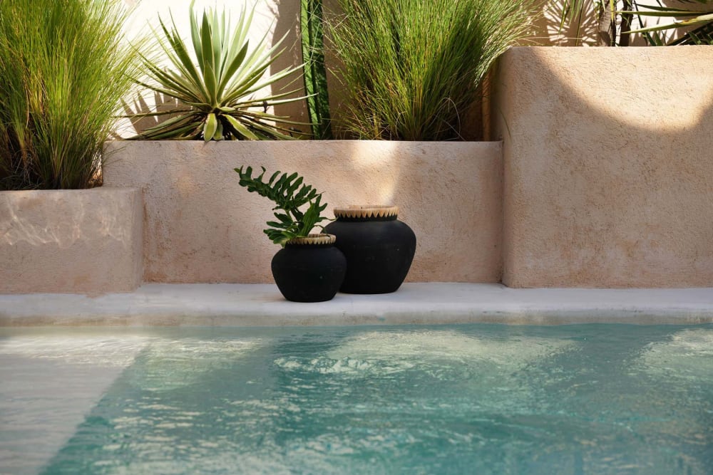 Jarrón de terracota y rafia en negro y marrón 25x25x19cm - Maisons du Monde