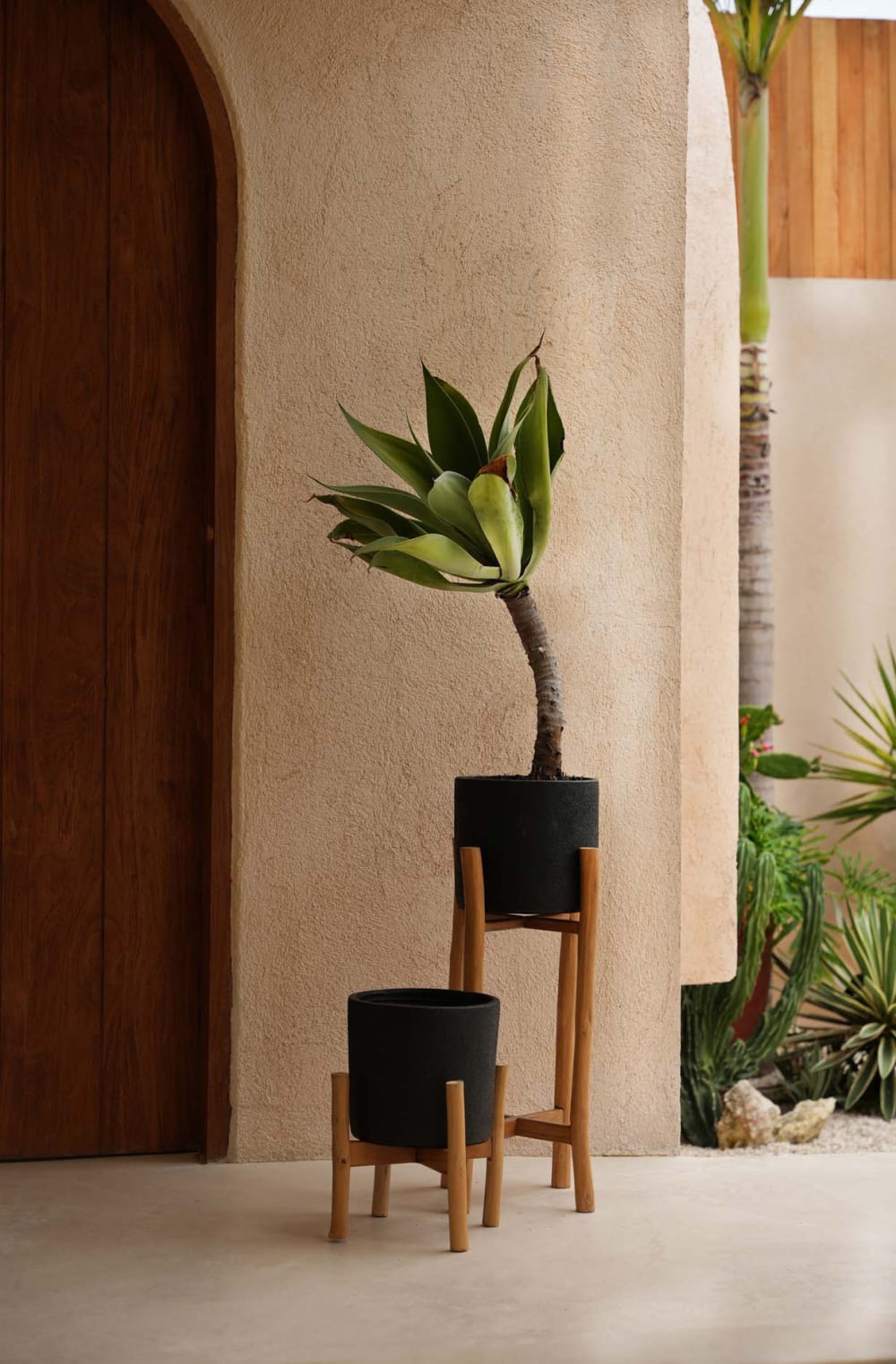 Maceta de terracota y madera de teca negra y marrón 30x30x68 cm