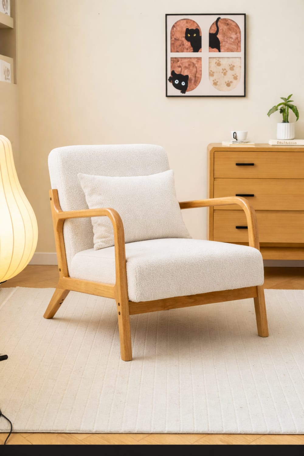 Fauteuil de salon en bois massif et bouclette blanche
