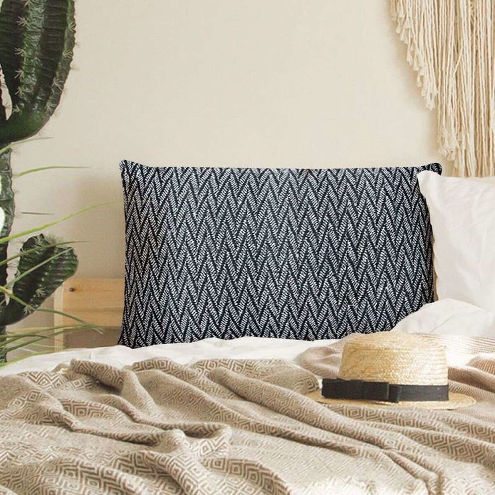 Coussin ethnique motif chevron blanc et noir 60x40