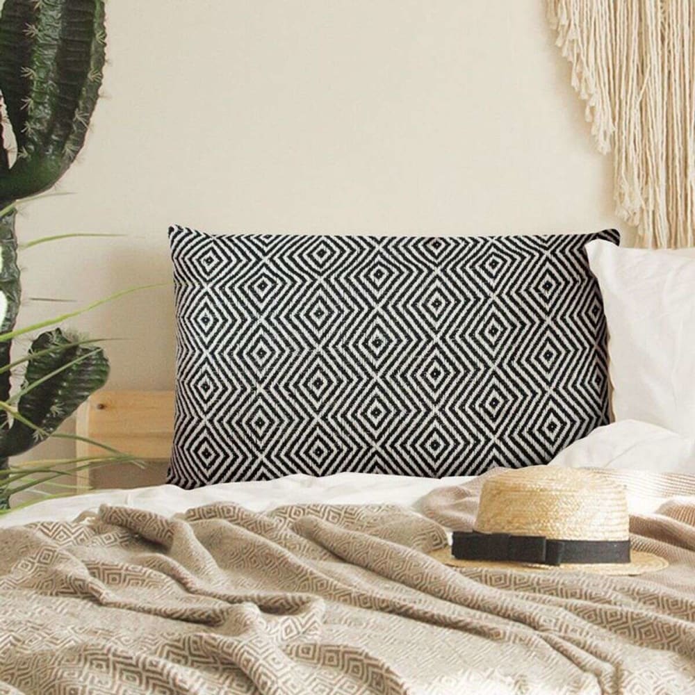 Coussin ethnique motif ikat naturel et noir 60x40
