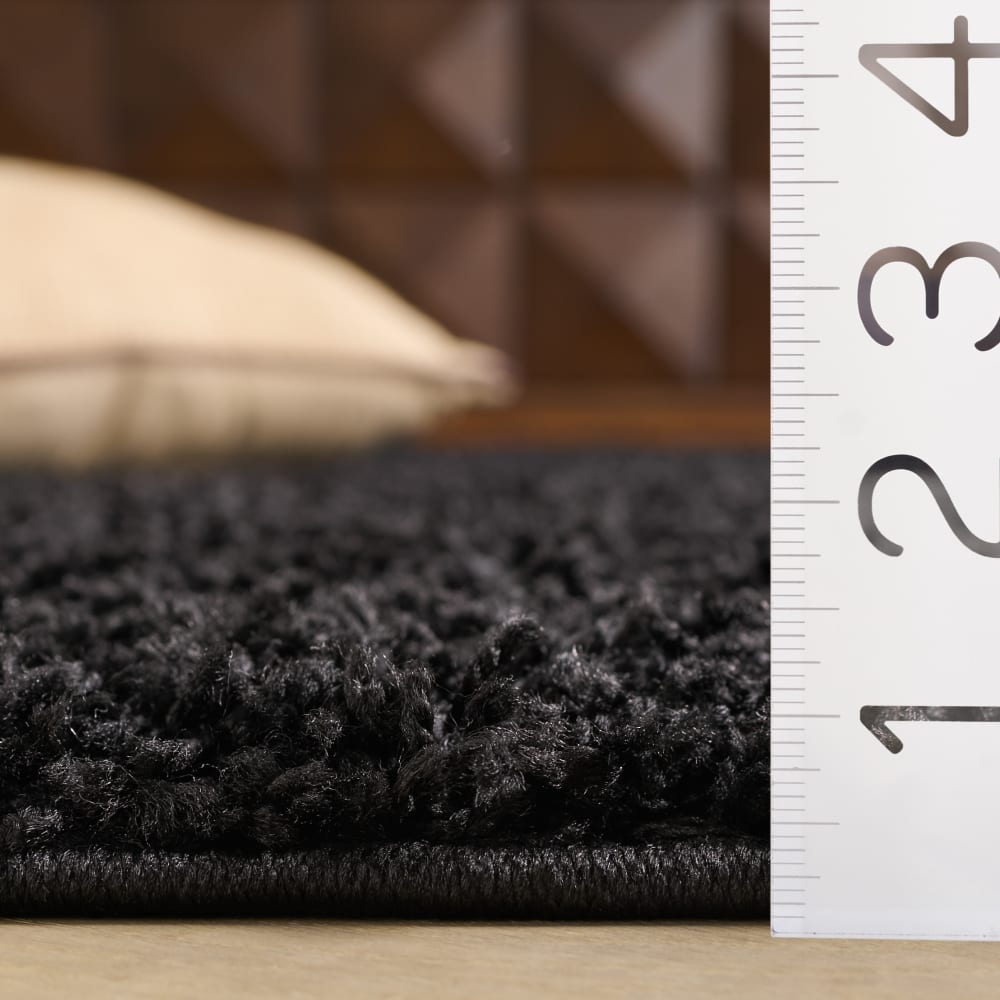 Tapis shag en polypropylène noir, 91 x 152 cm — vue 4