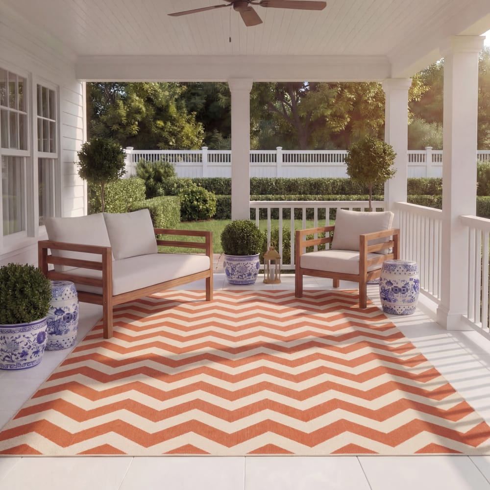 Tappeto chevron in polipropilene arancione/beige, 79 x 152 cm -