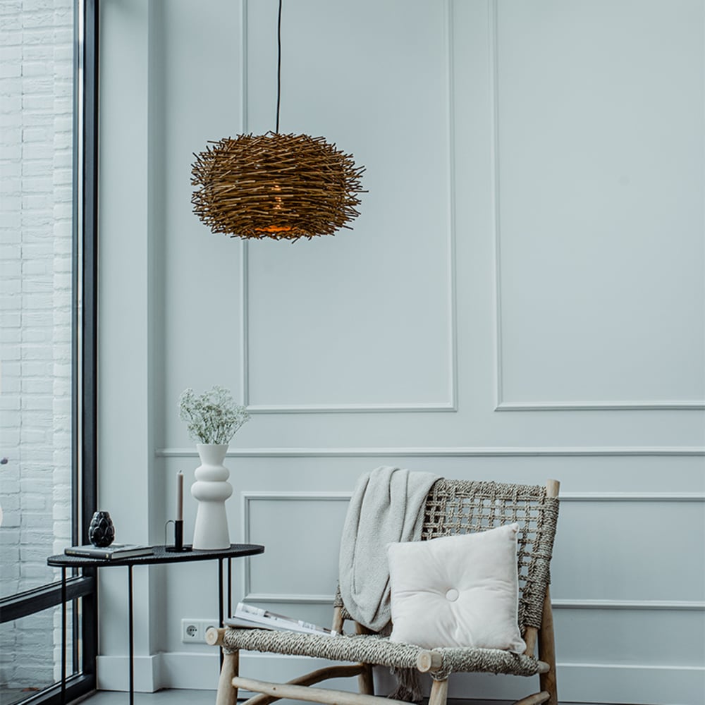 Suspension en rotin marron — vue 3
