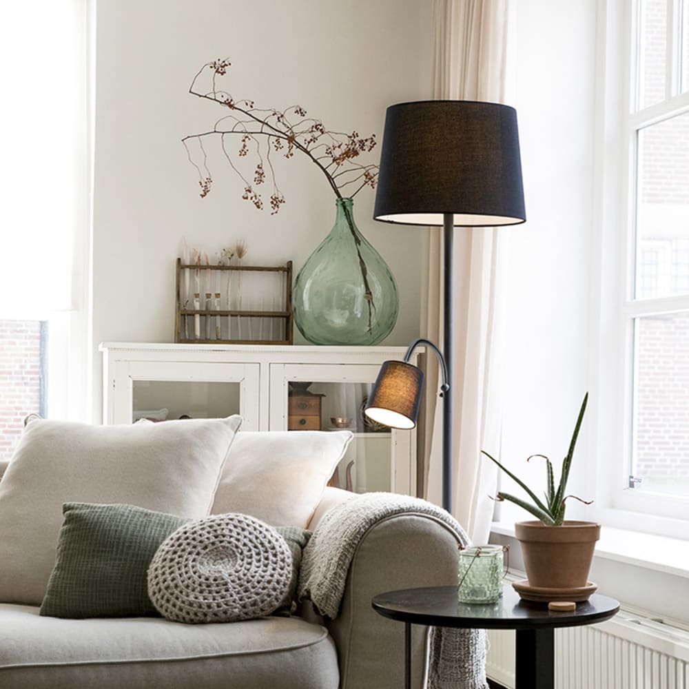 Lampadaire en acier blanc — vue 3
