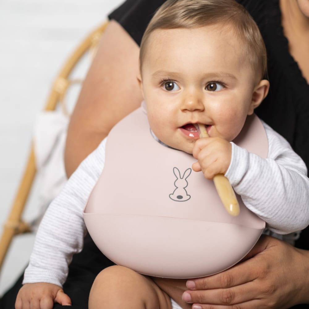 Bavoir en silicone à poche dusty pink - Maisons du Monde