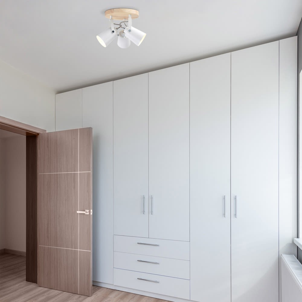 Plafonnier nordique en bois et 3 spots orientables en métal blanc — vue 3