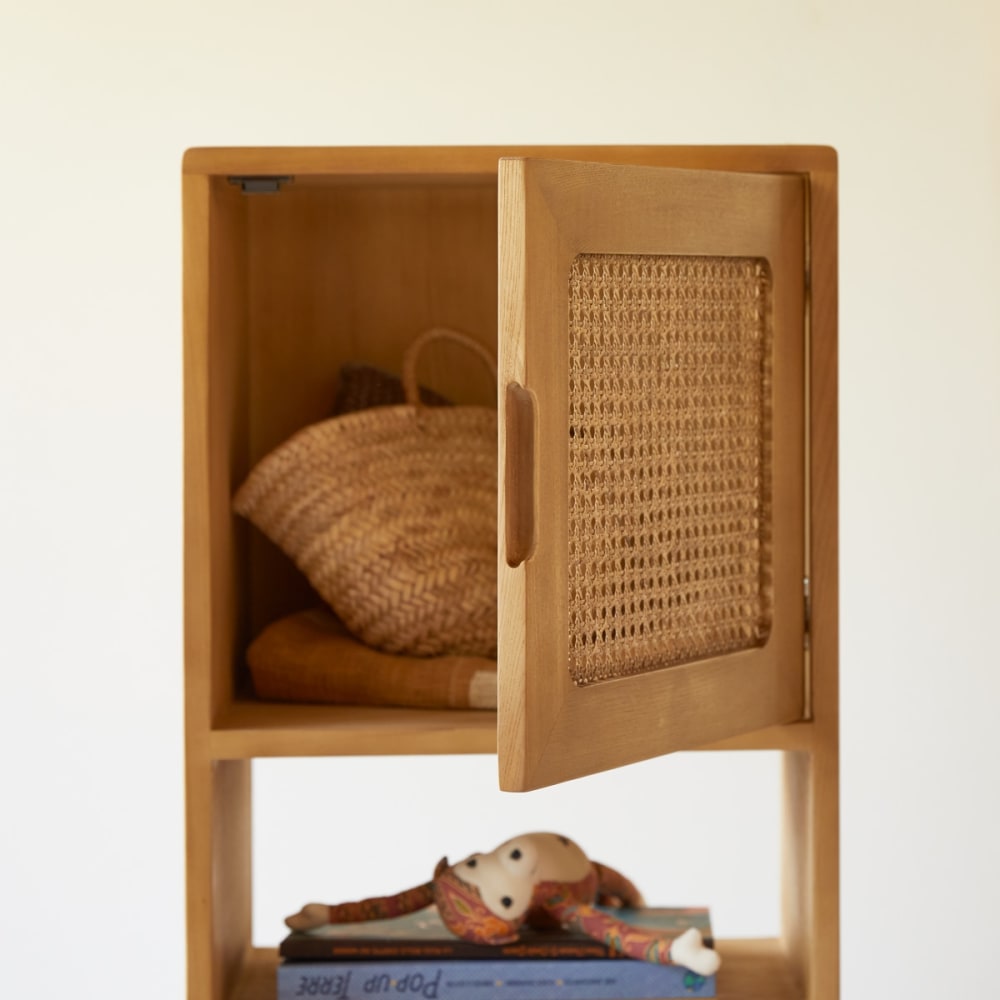 Hoher Kinder-Bücherschrank aus Ulme und Rattangeflecht - Maisons