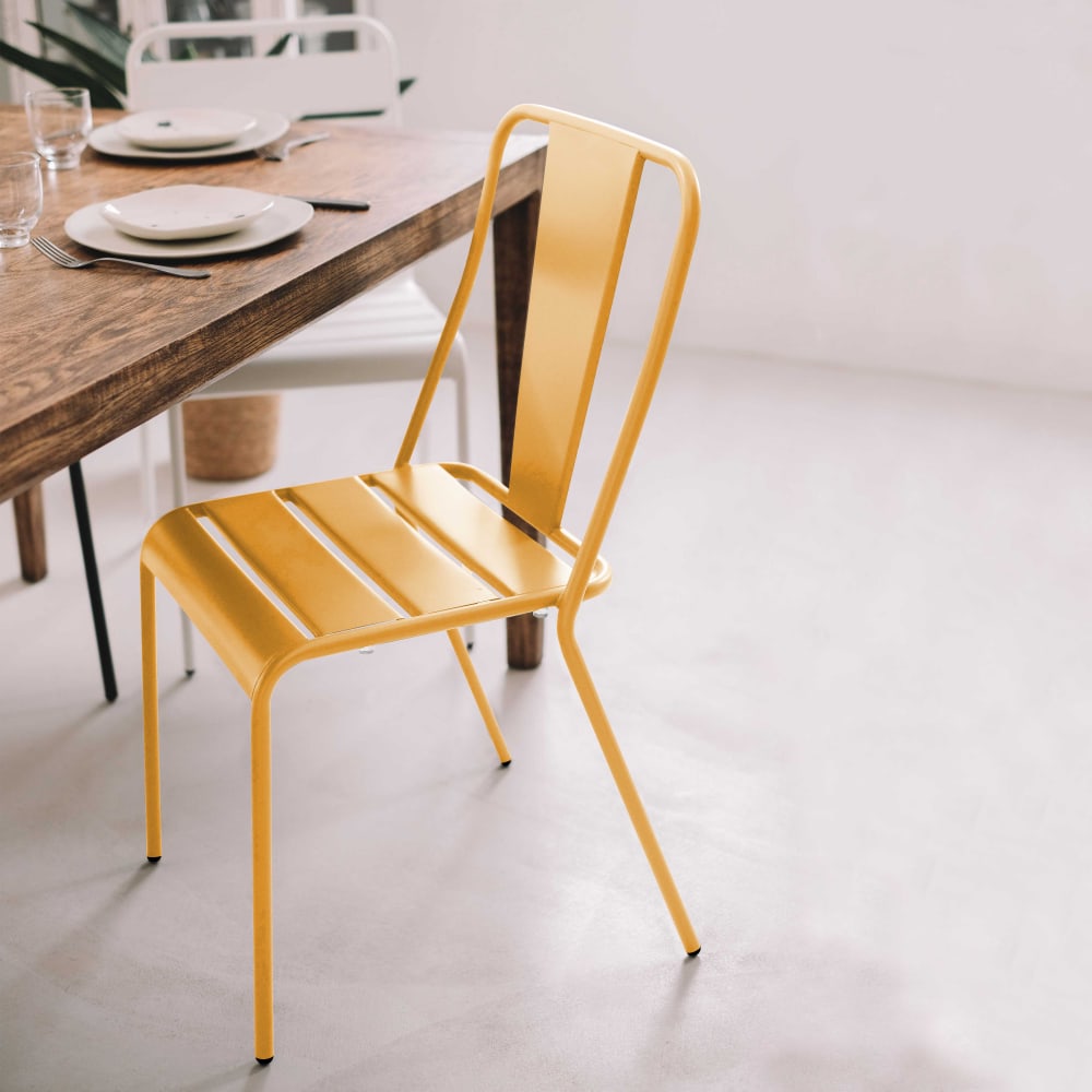 Chaise en métal bistrot jaune
